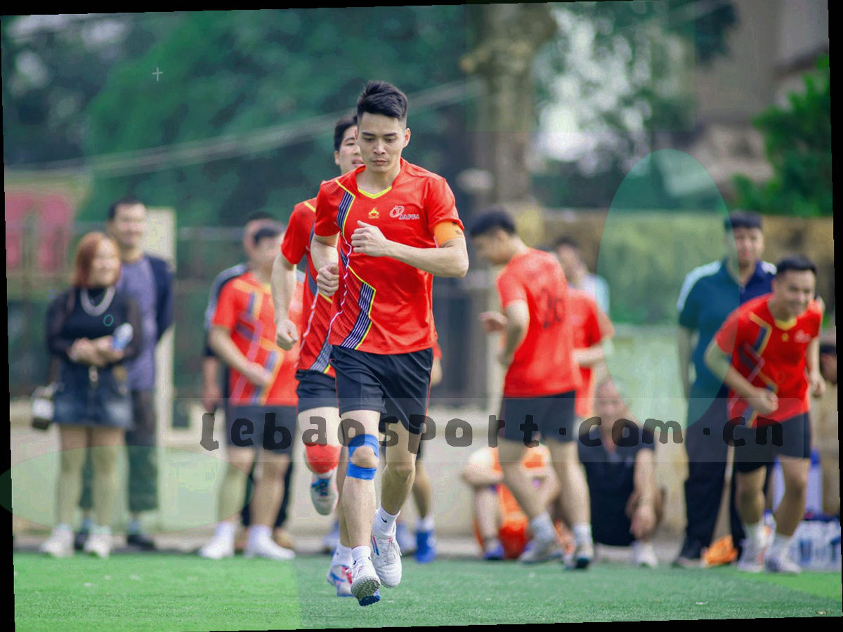 媒体席桌面上的笔记本、耳机与赛程纸，有人正在手写记录